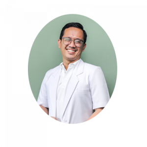 Drg. Aloysius Putut Wijanarko atau yang akrab disapa dengan drg. Putut merupakan dokter gigi lulusan S1 Kedokteran Gigi Universitas Indonesia pada tahun 2014. Drg. Putut merupakan staf pengajar Departemen Radiologi, Fakultas Kedokteran Gigi, Universitas Indonesia. Drg. Putut telah menyelesaikan Studi Master di Universitas Mahidol Of Science Thailand untuk mendalami program studi Oral and Maxillofaciel Radiology melalui Beasiswa the IDCMR Scholarship 2020 dan lulus pada tahun 2022