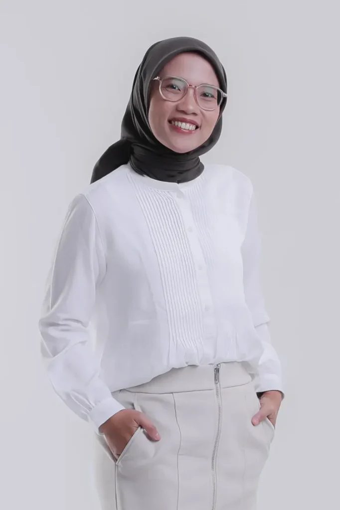 drg. Grestyasanti yang akrab disapa drg. Tya lulus S1 Kedokteran Gigi Universitas Indonesia pada tahun 2015 dan menyelesaikan studi spesialis konservasi gigi di universitas yang sama pada tahun 2024.