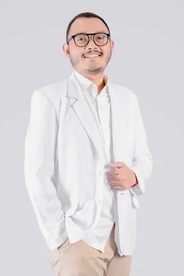 Lulusan S1 Kedokteran Gigi Universitas Indonesia, drg. Albar melanjutkan studi spesialis prosthodonsia di universitas yang sama dan lulus di tahun 2024.