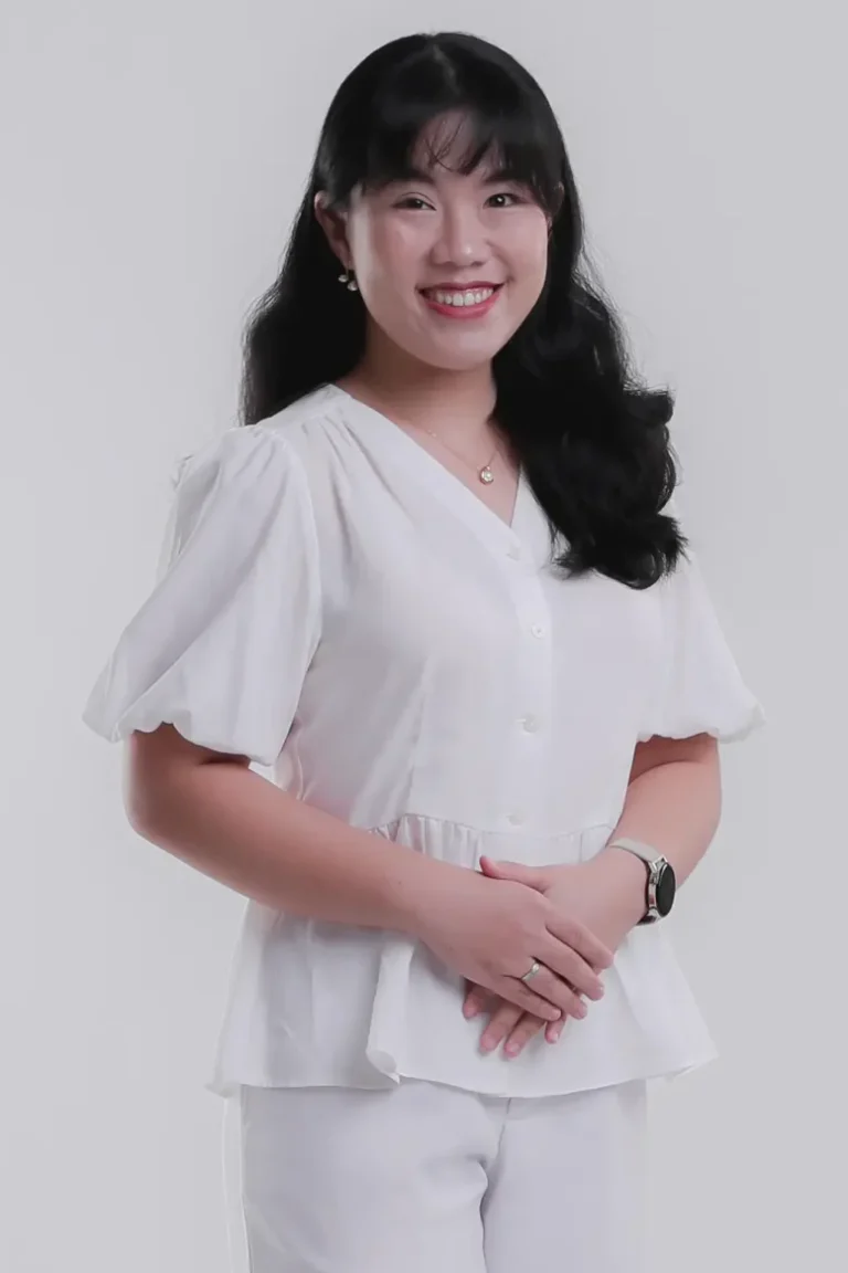 drg. Julia merupakan dokter gigi umum yang merupakan lulusan S1 Kedokteran Gigi Universitas Indonesia pada tahun 2022 dan saat ini sedang menjalani pendidikan spesialis konservasi gigi di universitas yang sama.