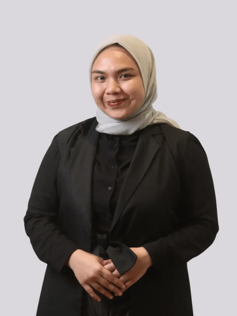 drg. Zizi merupakan lulusan S1 Kedokteran Gigi Universitas Padjajaran pada tahun 2020 dan menyelesaikan studi Dokter Gigi Spesialis Ortodonsia di Universitas Indonesia pada tahun 2025